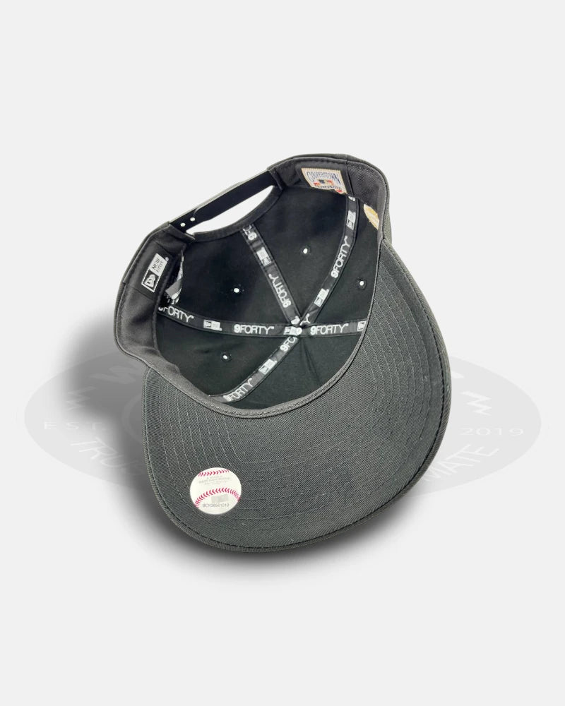 New York Yankees Metal Badge Black 9FORTY A-Frame Snapback Hat