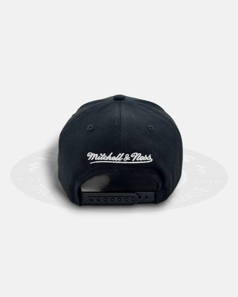 New York Knicks HWC Black Pro Pinch Snapback Hat
