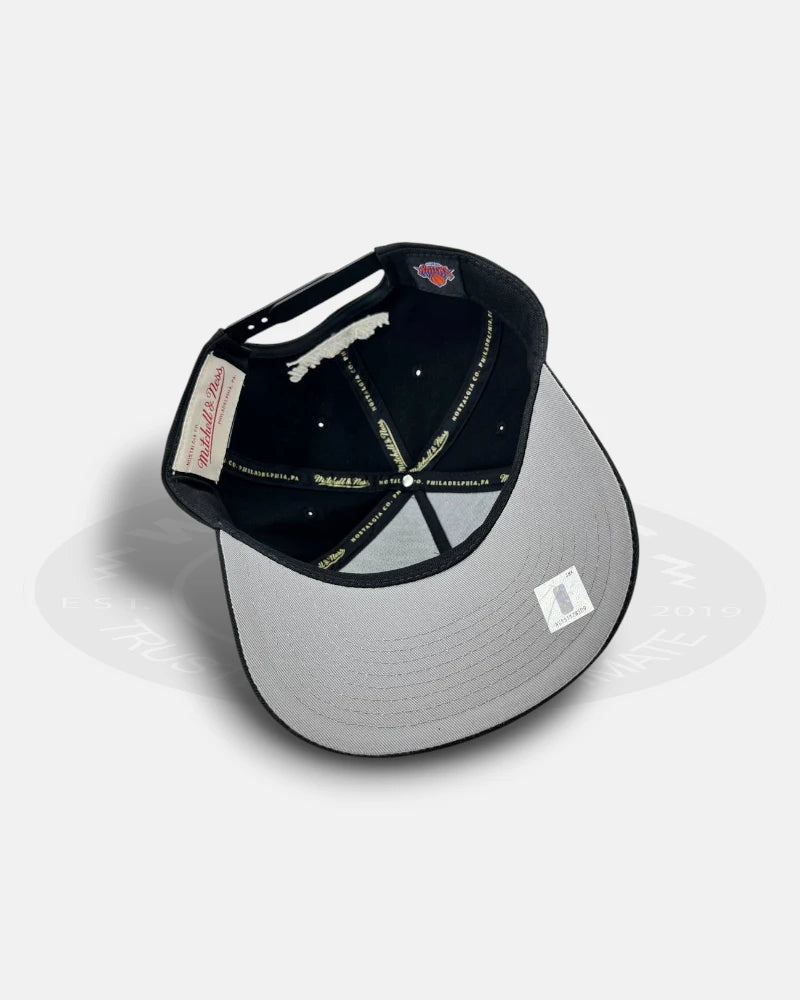 New York Knicks HWC Black Pro Pinch Snapback Hat