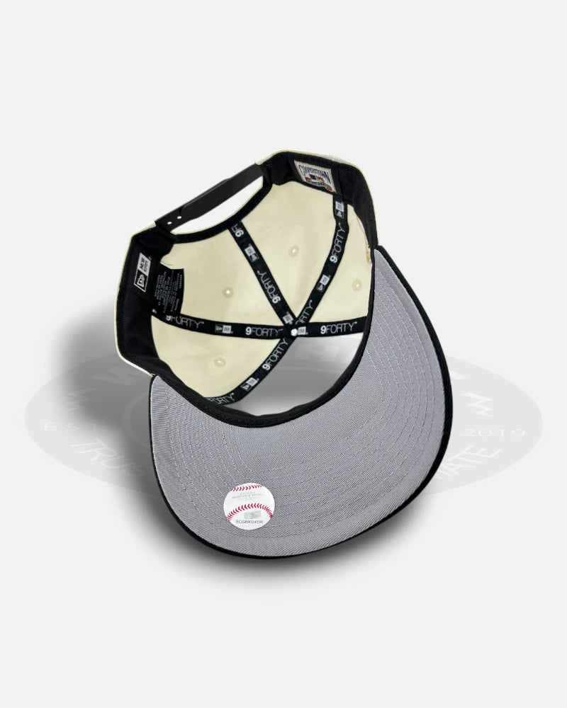 New York Yankees Metal Badge Chrome Two Tone 9FORTY A-Frame Snapback Hat