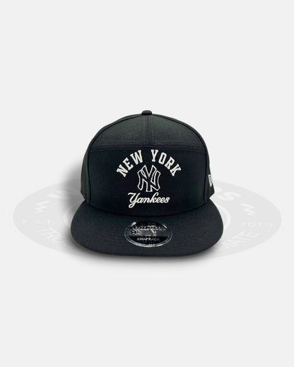 New York Yankees Arch Script Split Panel 9Fifty Snapback Hat
